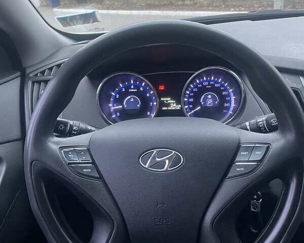 Серый Хендай Соната, объемом двигателя 2 л и пробегом 300 тыс. км за 7500 $, фото 5 на Automoto.ua