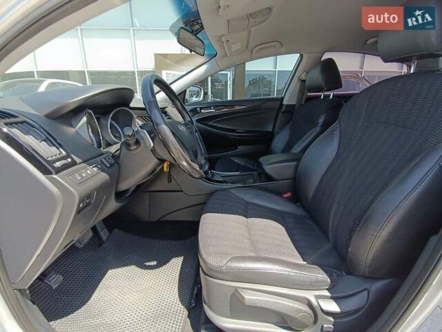 Сірий Хендай Соната, об'ємом двигуна 2.36 л та пробігом 174 тис. км за 11400 $, фото 8 на Automoto.ua