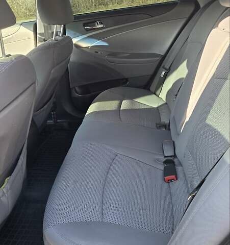 Серый Хендай Соната, объемом двигателя 2.4 л и пробегом 268 тыс. км за 7500 $, фото 11 на Automoto.ua