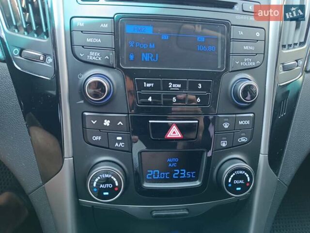 Сірий Хендай Соната, об'ємом двигуна 2.36 л та пробігом 174 тис. км за 11400 $, фото 14 на Automoto.ua