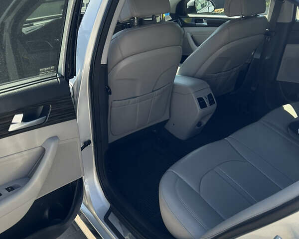 Серый Хендай Соната, объемом двигателя 2.36 л и пробегом 134 тыс. км за 11500 $, фото 12 на Automoto.ua