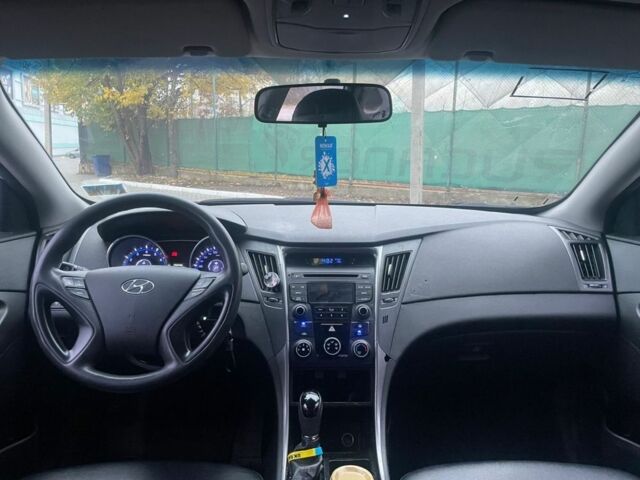 Серый Хендай Соната, объемом двигателя 2 л и пробегом 300 тыс. км за 6800 $, фото 8 на Automoto.ua