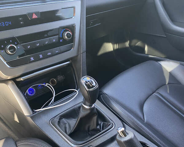 Хендай Соната 2014 у Києві на Automoto.ua Сірий Хендай Соната, об'ємом двигуна 2 л та пробігом 252 тис. км за 7350 $, фото 15 на Automoto.ua