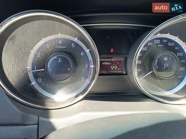 Сірий Хендай Соната, об'ємом двигуна 2.36 л та пробігом 174 тис. км за 11400 $, фото 18 на Automoto.ua