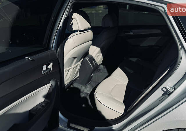 Серый Хендай Соната, объемом двигателя 2 л и пробегом 122 тыс. км за 13500 $, фото 13 на Automoto.ua