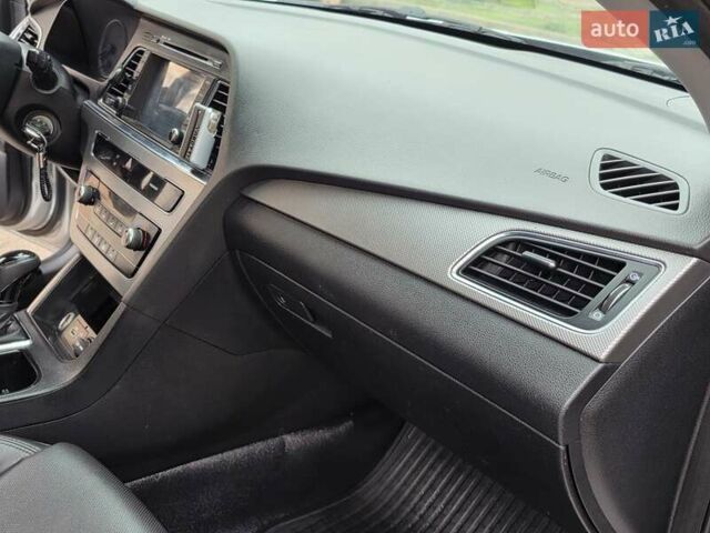 Сірий Хендай Соната, об'ємом двигуна 2 л та пробігом 255 тис. км за 9200 $, фото 30 на Automoto.ua