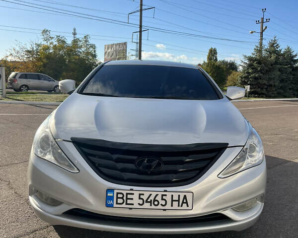 Серый Хендай Соната, объемом двигателя 2 л и пробегом 319 тыс. км за 8500 $, фото 1 на Automoto.ua