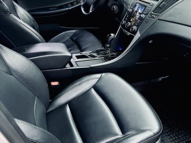 Сірий Хендай Соната, об'ємом двигуна 2 л та пробігом 305 тис. км за 6900 $, фото 5 на Automoto.ua