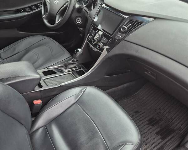 Серый Хендай Соната, объемом двигателя 2 л и пробегом 246 тыс. км за 6800 $, фото 8 на Automoto.ua