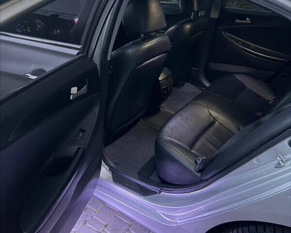 Серый Хендай Соната, объемом двигателя 2 л и пробегом 320 тыс. км за 6999 $, фото 16 на Automoto.ua