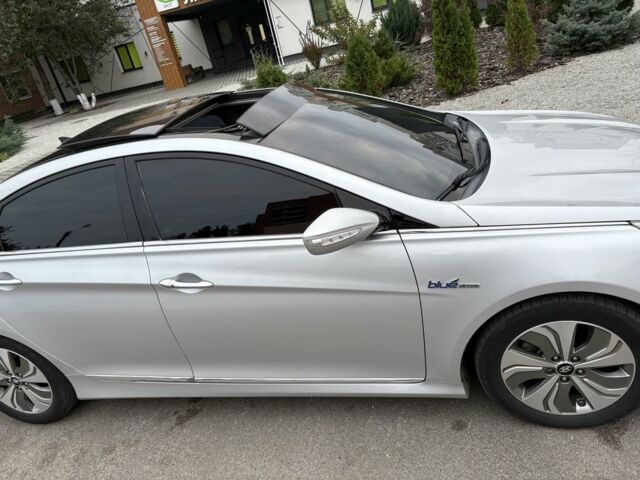 Сірий Хендай Соната, об'ємом двигуна 2.4 л та пробігом 139 тис. км за 10800 $, фото 2 на Automoto.ua