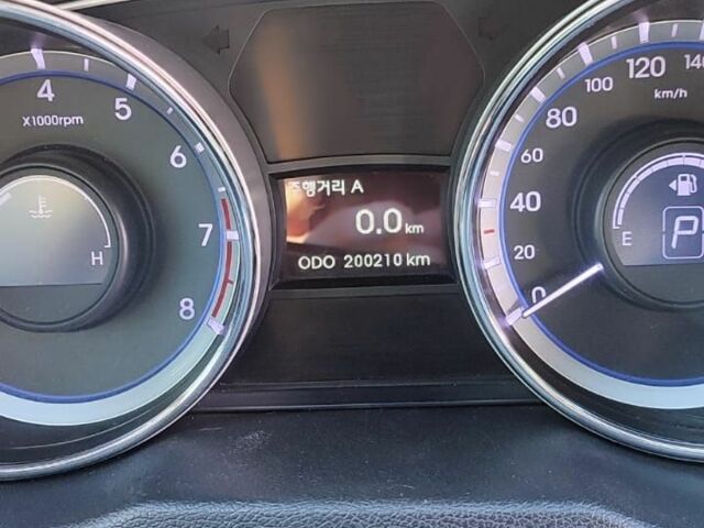 Сірий Хендай Соната, об'ємом двигуна 2 л та пробігом 200 тис. км за 7100 $, фото 4 на Automoto.ua