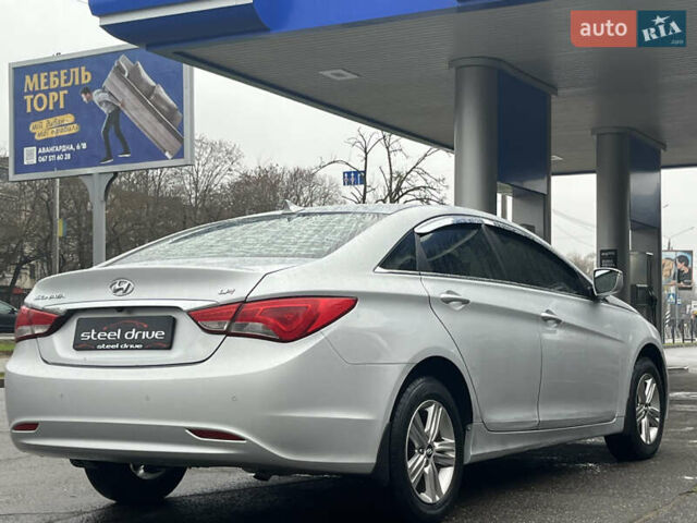 Серый Хендай Соната, объемом двигателя 2 л и пробегом 299 тыс. км за 8299 $, фото 3 на Automoto.ua