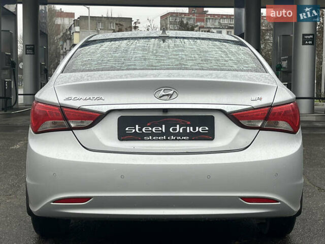 Серый Хендай Соната, объемом двигателя 2 л и пробегом 299 тыс. км за 8299 $, фото 4 на Automoto.ua