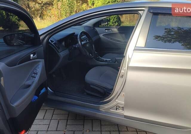 Серый Хендай Соната, объемом двигателя 2.36 л и пробегом 107 тыс. км за 8500 $, фото 6 на Automoto.ua