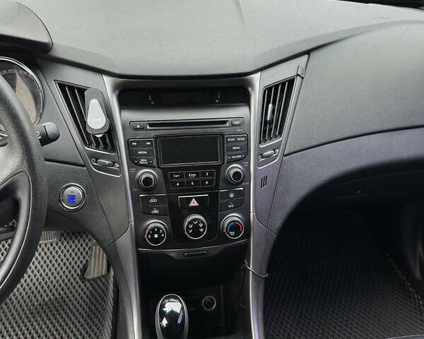 Сірий Хендай Соната, об'ємом двигуна 2 л та пробігом 280 тис. км за 8200 $, фото 24 на Automoto.ua