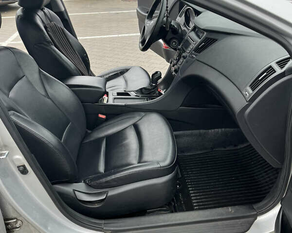 Серый Хендай Соната, объемом двигателя 2 л и пробегом 595 тыс. км за 8000 $, фото 9 на Automoto.ua