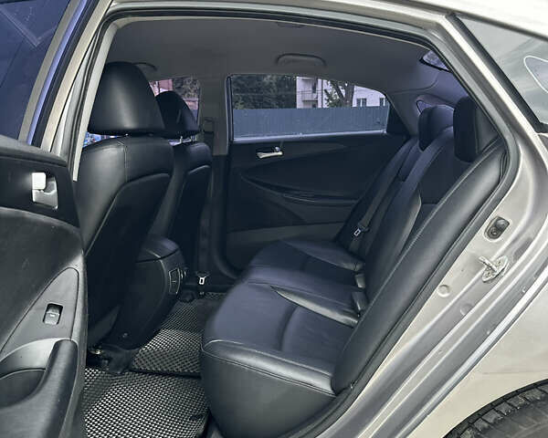 Сірий Хендай Соната, об'ємом двигуна 2 л та пробігом 280 тис. км за 8200 $, фото 7 на Automoto.ua