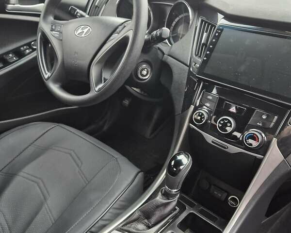 Серый Хендай Соната, объемом двигателя 2 л и пробегом 246 тыс. км за 6800 $, фото 6 на Automoto.ua