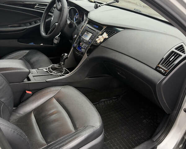 Серый Хендай Соната, объемом двигателя 2.36 л и пробегом 160 тыс. км за 11500 $, фото 17 на Automoto.ua