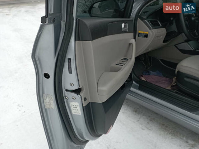Сірий Хендай Соната, об'ємом двигуна 2.36 л та пробігом 200 тис. км за 7700 $, фото 10 на Automoto.ua