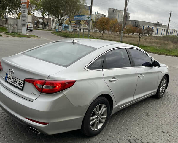 Серый Хендай Соната, объемом двигателя 2 л и пробегом 331 тыс. км за 8900 $, фото 4 на Automoto.ua