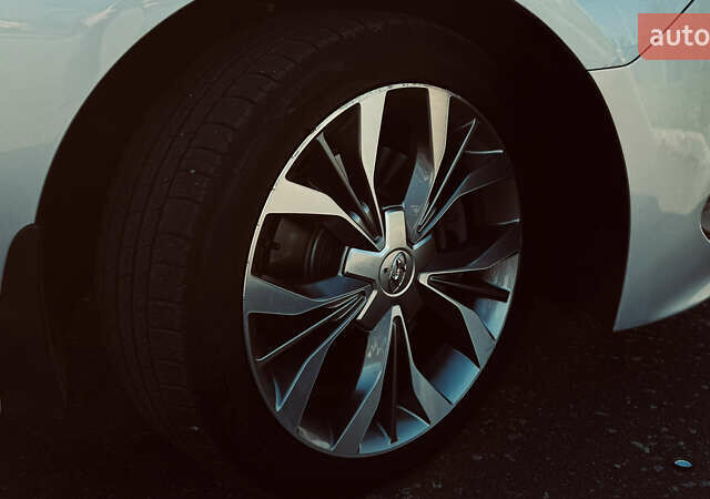 Серый Хендай Соната, объемом двигателя 2 л и пробегом 122 тыс. км за 13500 $, фото 12 на Automoto.ua