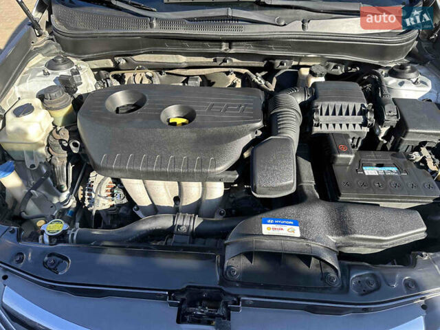 Сірий Хендай Соната, об'ємом двигуна 2 л та пробігом 231 тис. км за 9500 $, фото 5 на Automoto.ua