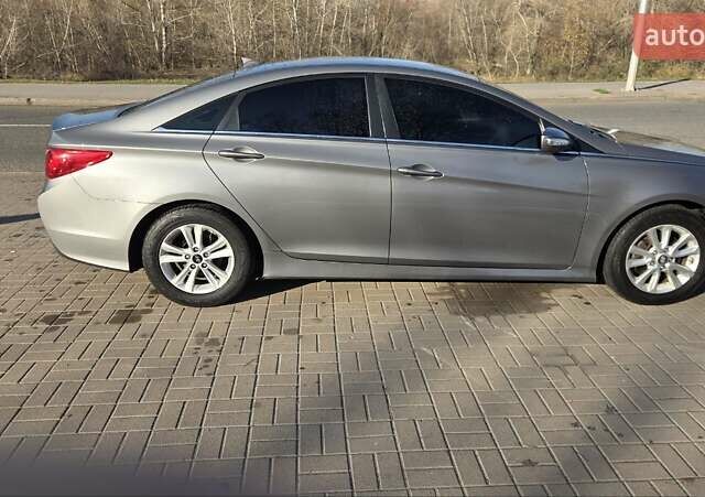 Серый Хендай Соната, объемом двигателя 2.4 л и пробегом 268 тыс. км за 7500 $, фото 1 на Automoto.ua