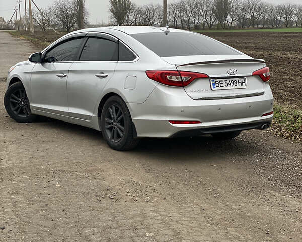 Серый Хендай Соната, объемом двигателя 2.36 л и пробегом 135 тыс. км за 10400 $, фото 3 на Automoto.ua
