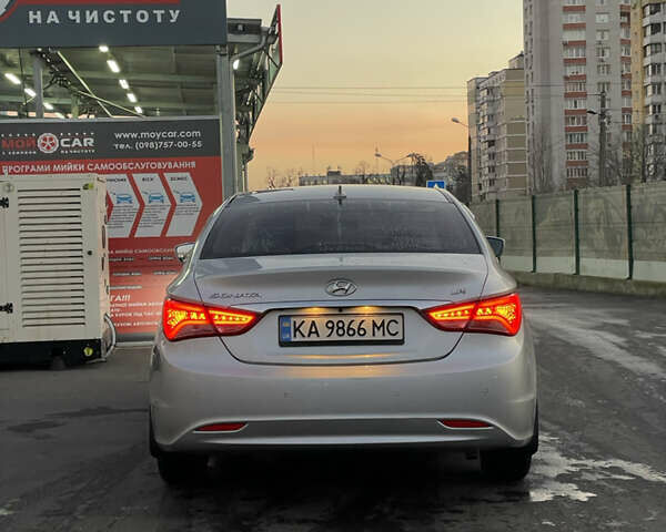 Серый Хендай Соната, объемом двигателя 2 л и пробегом 211 тыс. км за 7499 $, фото 7 на Automoto.ua