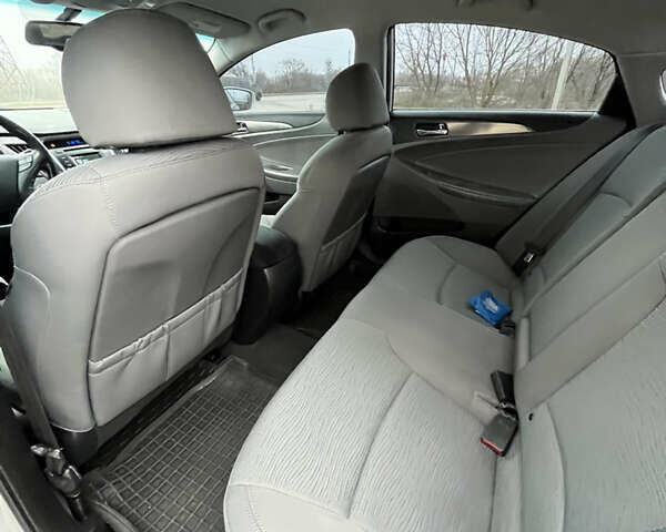 Серый Хендай Соната, объемом двигателя 2.4 л и пробегом 220 тыс. км за 9100 $, фото 11 на Automoto.ua