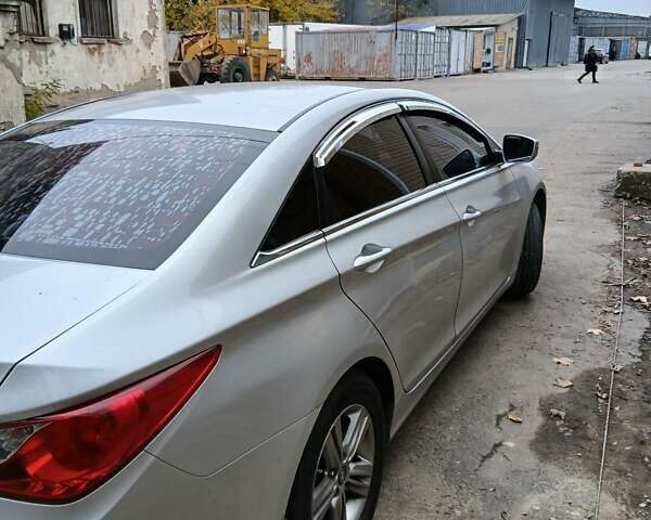 Серый Хендай Соната, объемом двигателя 2 л и пробегом 296 тыс. км за 10900 $, фото 2 на Automoto.ua