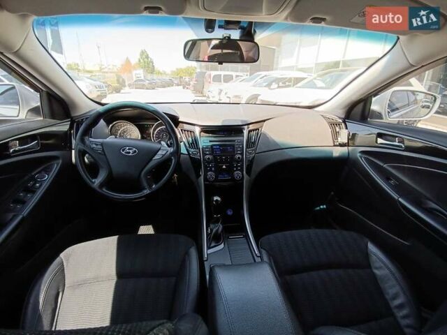Сірий Хендай Соната, об'ємом двигуна 2.36 л та пробігом 174 тис. км за 11400 $, фото 12 на Automoto.ua