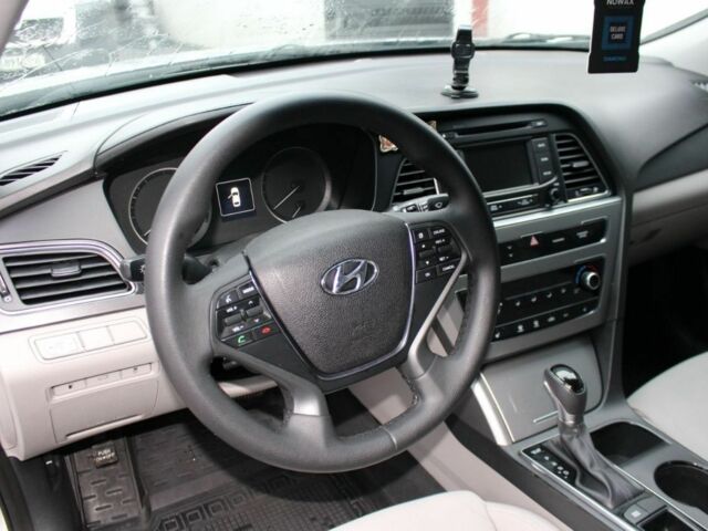 Серый Хендай Соната, объемом двигателя 2.4 л и пробегом 170 тыс. км за 9500 $, фото 5 на Automoto.ua