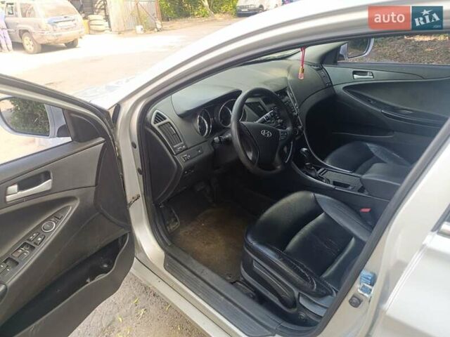Сірий Хендай Соната, об'ємом двигуна 2 л та пробігом 271 тис. км за 6700 $, фото 2 на Automoto.ua