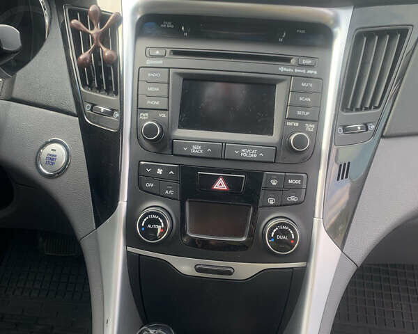 Сірий Хендай Соната, об'ємом двигуна 2 л та пробігом 120 тис. км за 9000 $, фото 9 на Automoto.ua