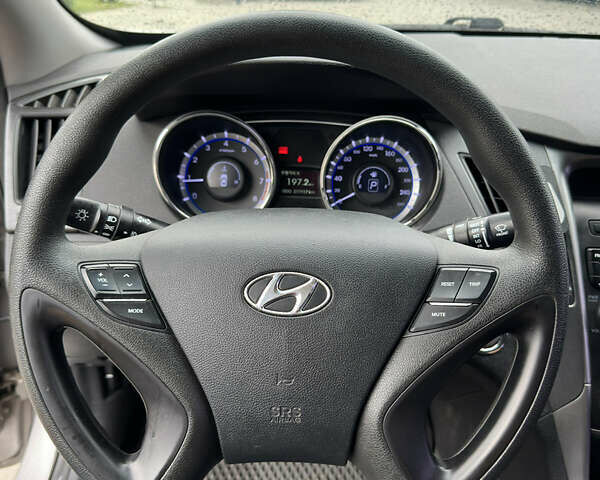 Сірий Хендай Соната, об'ємом двигуна 2 л та пробігом 280 тис. км за 8200 $, фото 29 на Automoto.ua