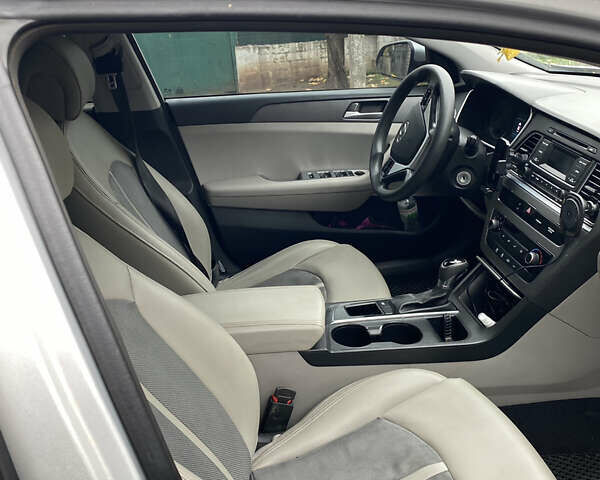 Серый Хендай Соната, объемом двигателя 2.36 л и пробегом 135 тыс. км за 10400 $, фото 17 на Automoto.ua