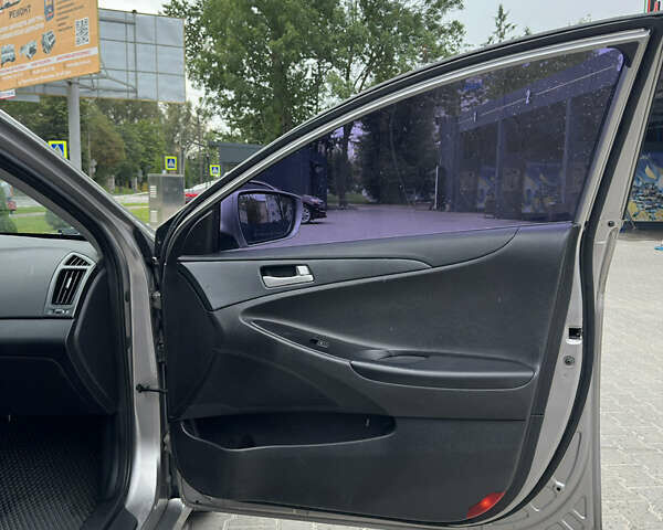 Сірий Хендай Соната, об'ємом двигуна 2 л та пробігом 280 тис. км за 8200 $, фото 13 на Automoto.ua