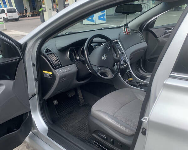 Сірий Хендай Соната, об'ємом двигуна 2 л та пробігом 120 тис. км за 9000 $, фото 6 на Automoto.ua