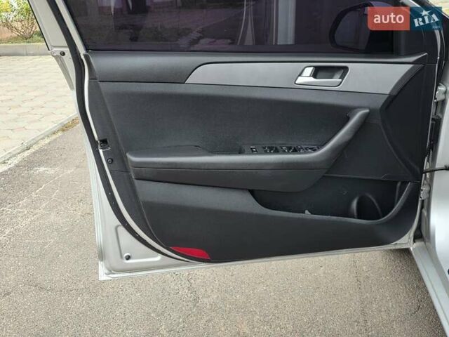 Сірий Хендай Соната, об'ємом двигуна 2 л та пробігом 255 тис. км за 9200 $, фото 24 на Automoto.ua