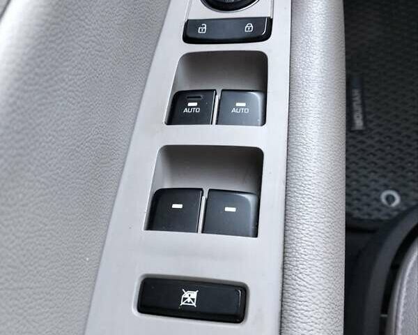 Серый Хендай Соната, объемом двигателя 2.36 л и пробегом 105 тыс. км за 11300 $, фото 10 на Automoto.ua