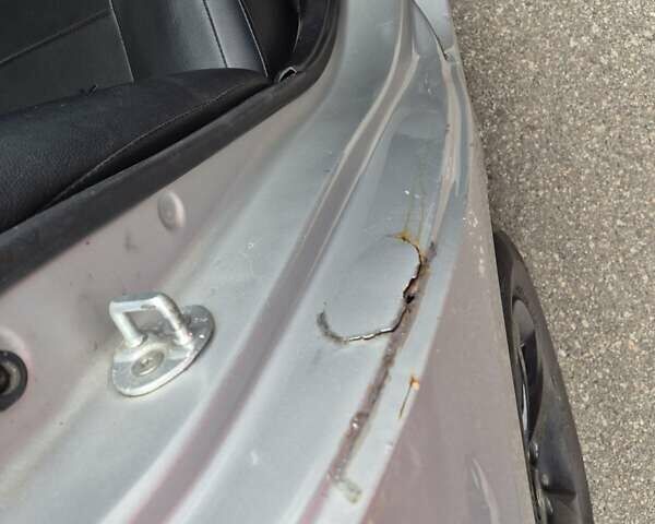 Серый Хендай Соната, объемом двигателя 2 л и пробегом 246 тыс. км за 6800 $, фото 16 на Automoto.ua