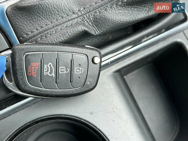 Сірий Хендай Соната, об'ємом двигуна 2.36 л та пробігом 170 тис. км за 9999 $, фото 33 на Automoto.ua