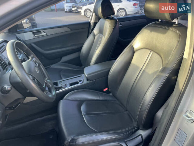 Серый Хендай Соната, объемом двигателя 2 л и пробегом 266 тыс. км за 9750 $, фото 4 на Automoto.ua