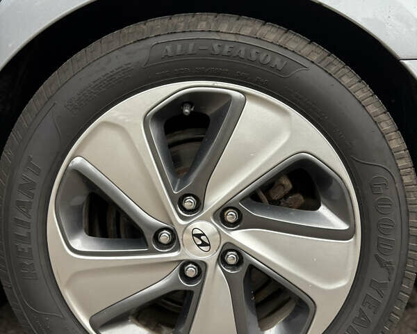 Сірий Хендай Соната, об'ємом двигуна 2 л та пробігом 200 тис. км за 13900 $, фото 30 на Automoto.ua