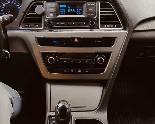 Серый Хендай Соната, объемом двигателя 2 л и пробегом 294 тыс. км за 9300 $, фото 12 на Automoto.ua