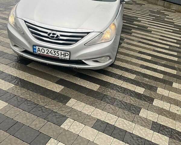 Сірий Хендай Соната, об'ємом двигуна 2 л та пробігом 195 тис. км за 7200 $, фото 1 на Automoto.ua