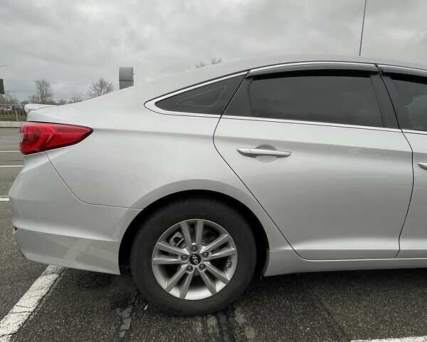 Сірий Хендай Соната, об'ємом двигуна 2.36 л та пробігом 148 тис. км за 8900 $, фото 5 на Automoto.ua